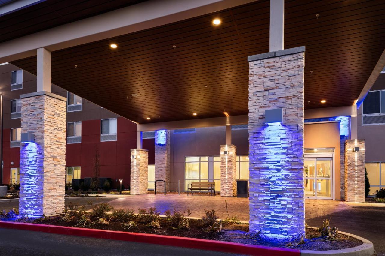 Holiday Inn Express & Suites - Bend South By Ihg Exterior photo